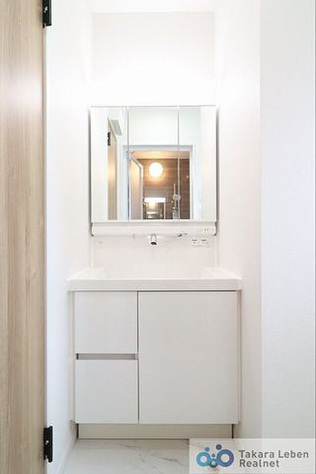 鏡裏にも収納できる三面鏡洗面台。下収納には引き出しがあり、大中小とサイズに応じて収納できます。