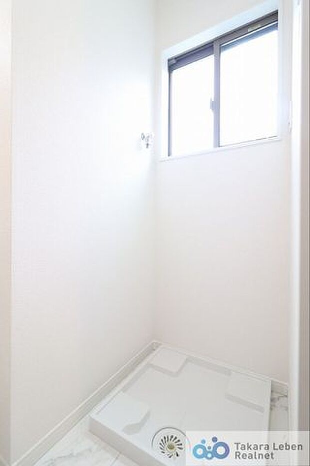 洗濯置き場。洗面室にも小窓があり、自然光が入ります。湿気やすい洗面室には大事な設備です。