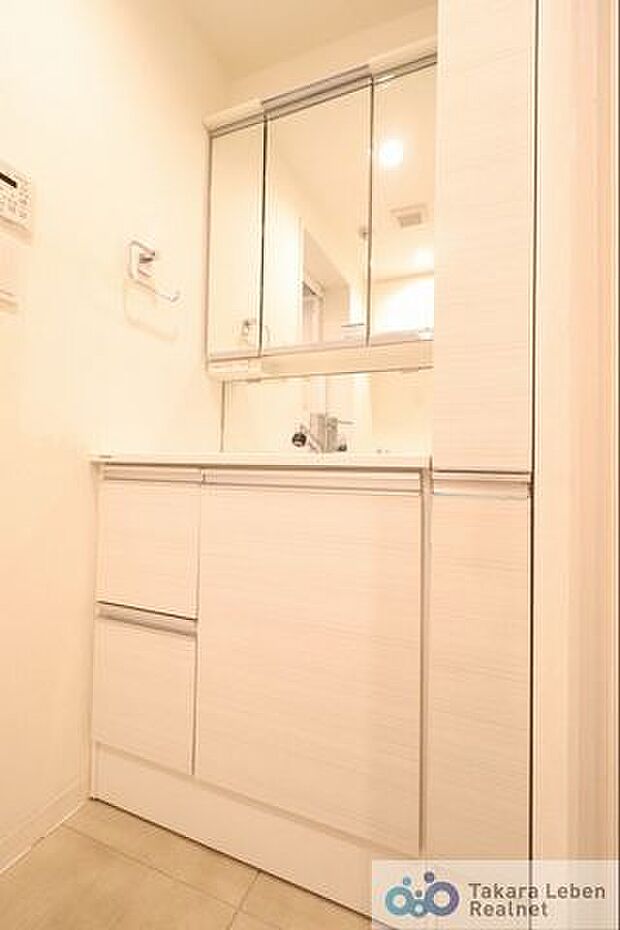 気持ちの良い朝はキレイな洗面所から♪鏡裏の独立洗面台は収納力豊富でモノが出がちな洗面所もスッキリ片付きます。