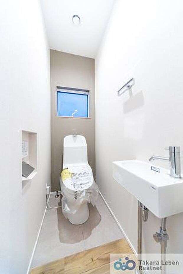 ウォシュレット機能付きのトイレは壁掛けリモコンを採用。2か所にトイレがあり、朝のトイレラッシュを回避できそうです。