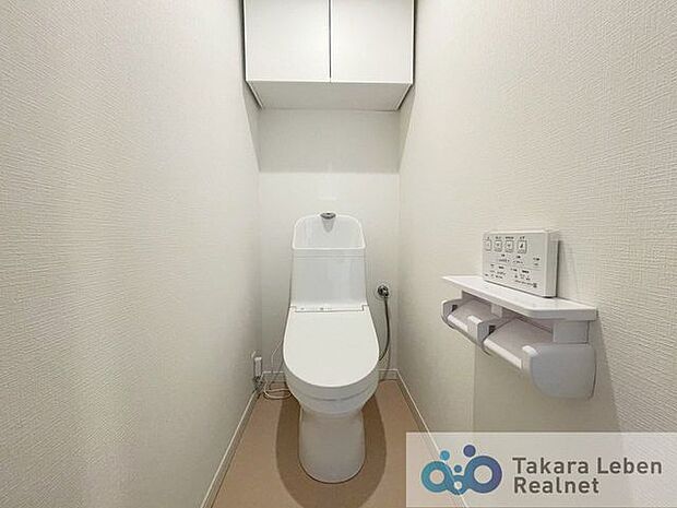 ウォシュレット機能付きのトイレは壁掛けリモコンを採用。便座がスッキリした印象となり、限られた空間を広く見せる効果があります。