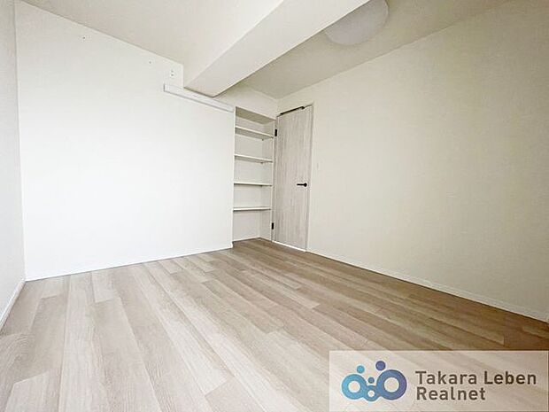 洋室5.9帖：居室にはクローゼットを完備し、自由度の高い家具の配置が叶うシンプルな空間です。
