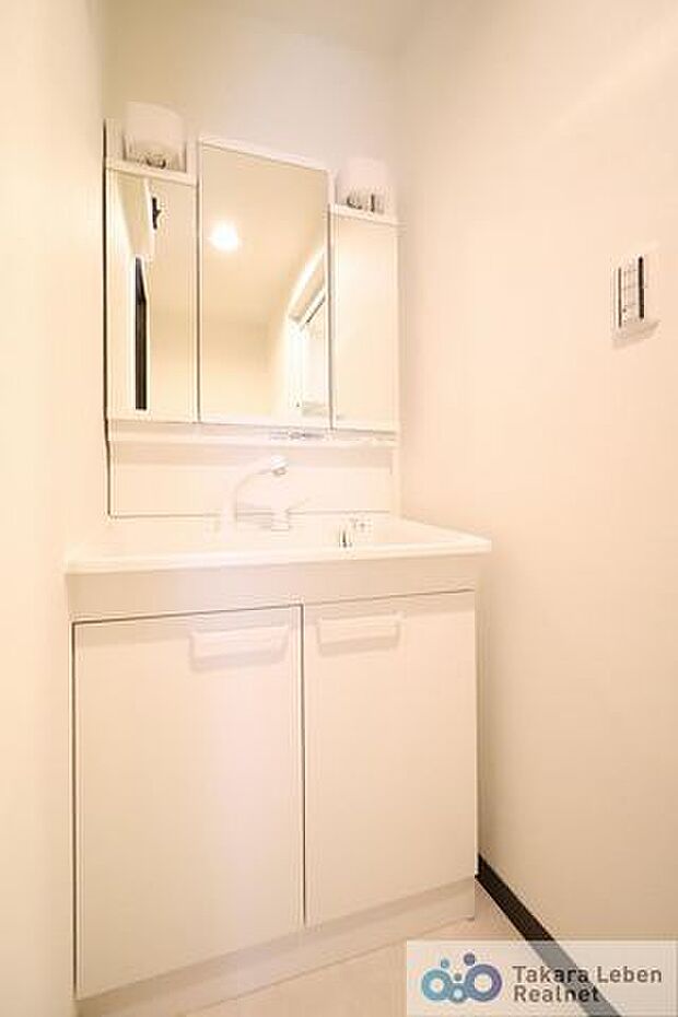 鏡裏収納の洗面化粧台。鏡の裏や化粧台下部にはしっかりと洗剤やアメニティなどを収納できます。
