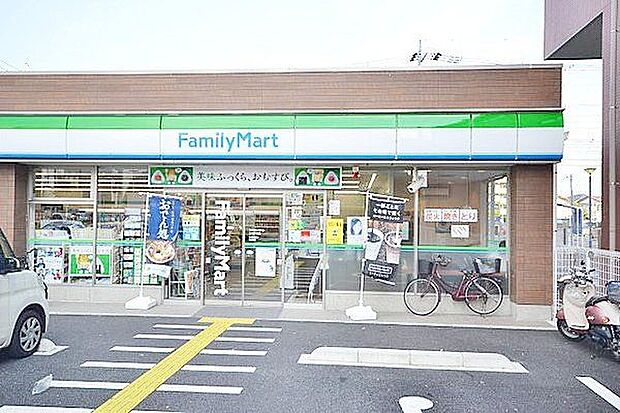 ファミリーマート三郷駅南店 徒歩3分。 180m