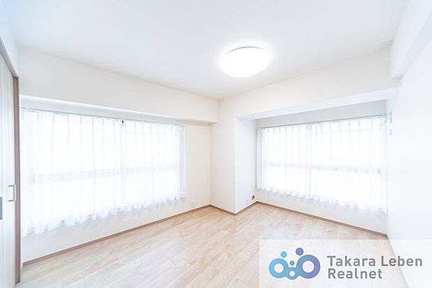 約7.6帖の洋室。二面採光により明るい空間です。二カ所の窓を開けることで効率良く換気をすることができ、いつでも心地よい空気を保てます。