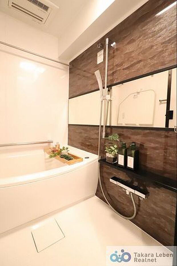 雨の日もお洗濯が可能な浴室乾燥機付きユニットバス。浴槽に手すりがあるバリアフリータイプです。