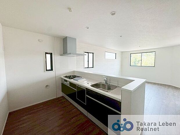 人気の対面設計で、リビングにいる方との会話が飛び交う明るい空間となりそう。