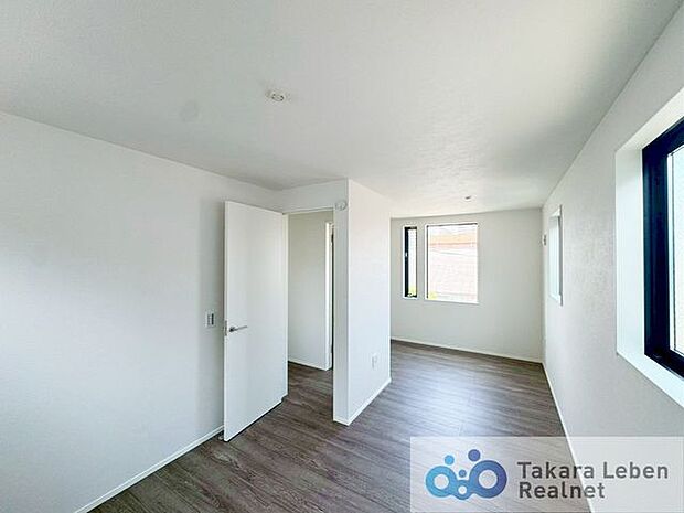 洋室約8.5帖：1日の疲れを癒し、心地よく寛げるようゆったりとした広さを確保しています。