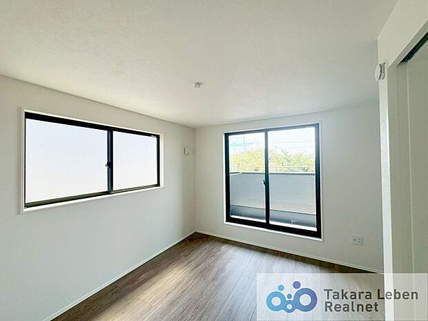 洋室約8.4帖：居心地のいい暮らしには欠かせない眩い採光。ゆったりと降り注ぐ光がやすらぎの時間を演出します。