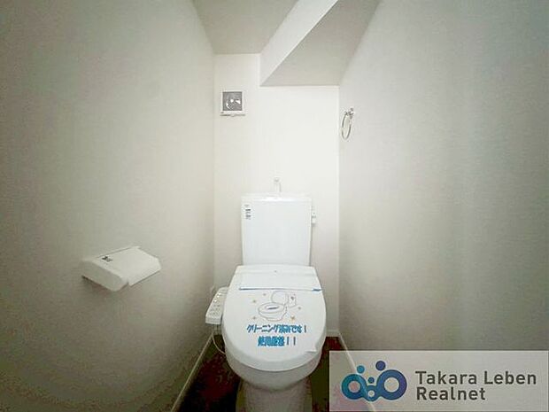 1階トイレ：トイレはシャープでシンプルなデザイン。毎日使う場所だからこそ、使い勝手を考慮しました。