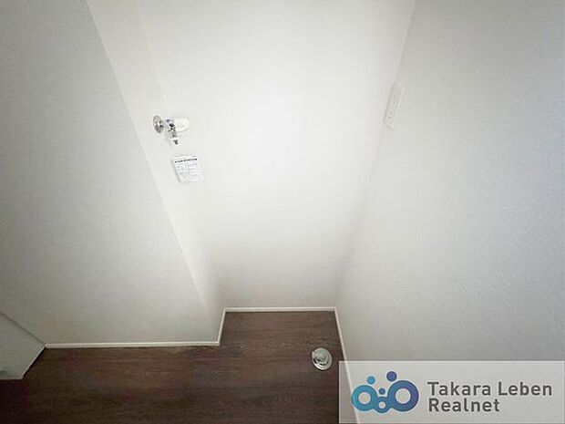 洗面スペースには洗濯機置場があります。上部の棚は洗剤やタオルなどの収納に便利。