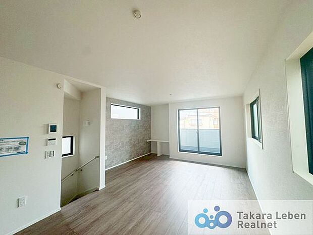 明るく開放的な空間が広がるLDK。室内には豊かな陽光が注ぎ込み、爽やかな住空間を演出。