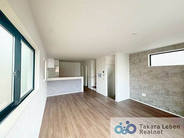 開放感と明るさをもたらす魅力のリビング。キッチンスペースまで明るくなります。