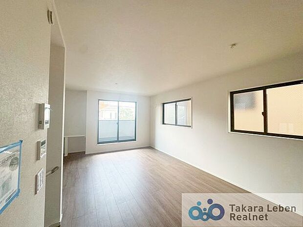 ゆったりとしたリビングです。明るさと風が入る窓配置が安らげる空間を演出します。