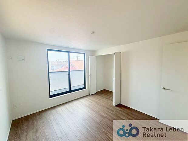 洋室約7帖：やわらかな陽光によって、リラックスした雰囲気が醸し出されています。