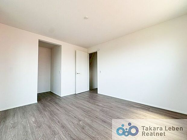 約8.5帖の洋室。