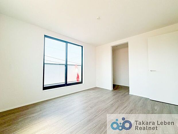 約8.5帖の洋室。