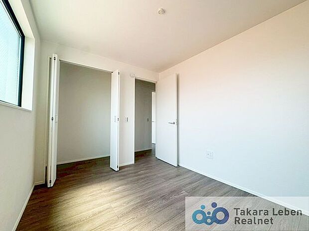 約4.8帖の洋室。