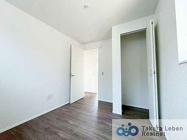 約4.8帖の洋室。