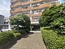 エントランス：【エントランス】マンション外から建物エントランスへとつながる緑の植栽空間が訪れる人々を心地良く迎え入れてくれます。