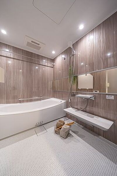 ご家族一緒に楽しいお風呂が入れる広い浴槽になっています。※室内の家具・小物等は販売価格に含みません。