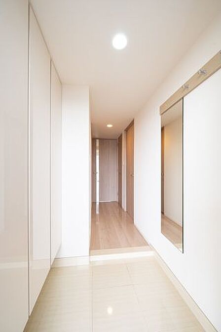 【玄関】収納力のある大きな下駄箱付き。ご家族分の靴をたくさん収納できます。