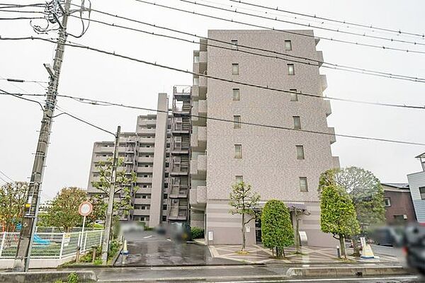 【外観】グレージュタイルで仕上げられた外壁と植栽の緑をプラスした外観デザインが映えます。