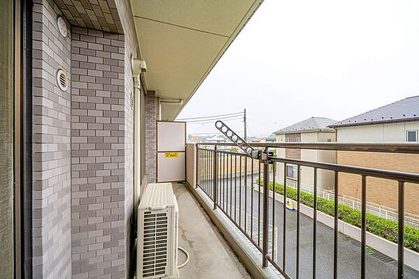【バルコニー】南向きで陽当たり良好。お天気が良い日はお洗濯もはかどりそうです。