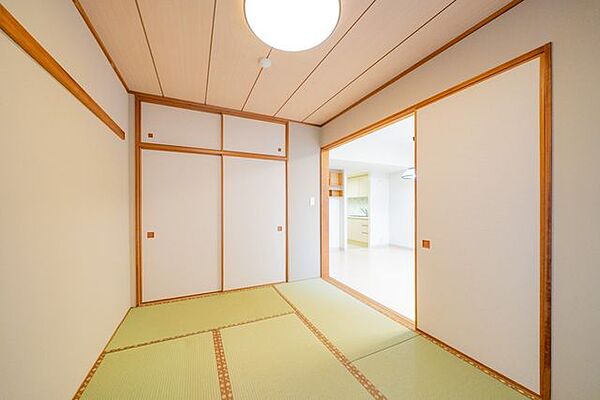 【和室】南向きの和室は、くつろぎ空間としてはもちろん、客間やお子様の遊び場にも活躍します。
