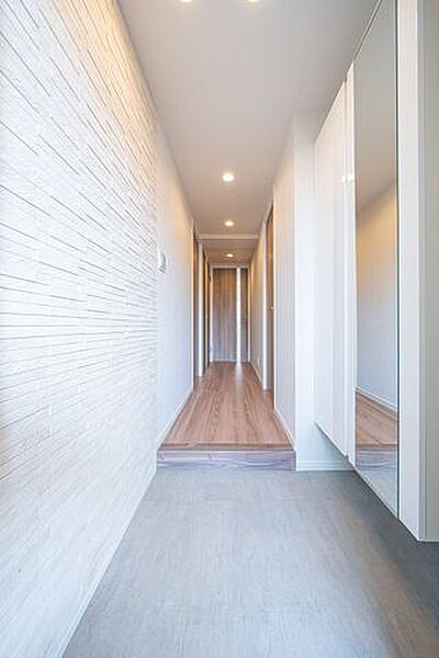 【玄関】玄関の壁面には立体感のあるエコカラットを採用。住まいの第一印象を上品に演出します。