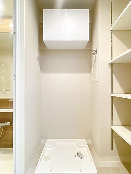【洗濯機置場】上部に吊戸棚を設置。洗剤などを手に取りやすい位置に収納できます。