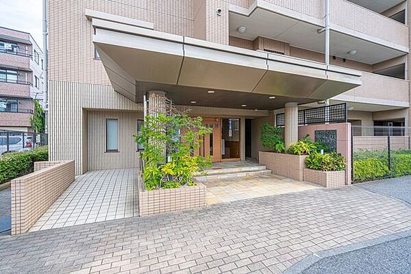 【エントランス】穏やかな表情で迎えるエントランス。住まいへ帰るひとときを心地よく演出します。