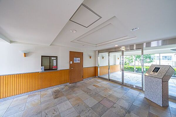 【エントランス】管理の行き届いたエントランス内部。暮らしの質を支えるポイントです。