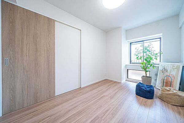 【洋室】約5.4帖の洋室。主寝室やお子様のお部屋など、ライフスタイルに合わせて活用できます。※室内の家具・小物等は販売価格に含みません。