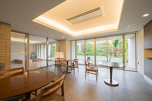 【エントランス】住まいの第一印象を決める、エントランスホール。広々としていて明るいロビーは、ホテルライクな雰囲気を漂わせています。