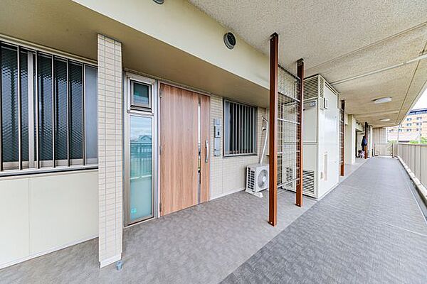 【玄関前廊下】玄関前の共用廊下です。共用部も丁寧に管理されています。