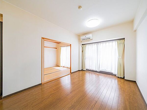 【リビング】心地よい日差しが入りこみ、自然と家族が集まる空間です。※CG加工による清掃・補修後のイメージです。現況には傷・汚れがあり、補修等には別途費用がかかります。