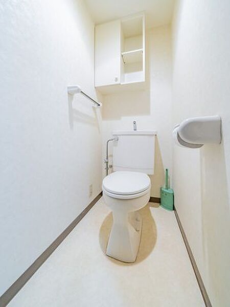 【トイレ】トイレの上部には収納付き。トイレットペーパー等、買い置きもしやすそうですね。