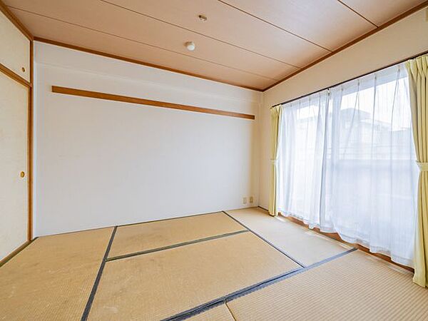 【和室】リビング続きの和室は、客間としても、お子様のプレイルームとしてもお使いいただけます。