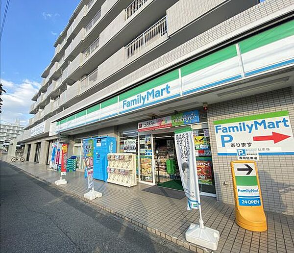 ファミリーマート浦和根岸店 徒歩3分。 170m
