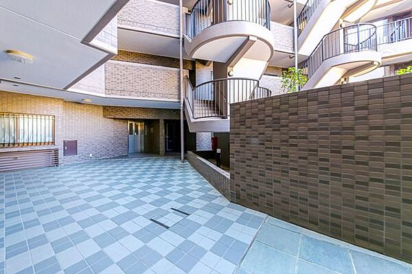 【共用廊下】お手入れが行き届いた綺麗な共用部。心地良い安らぎに満ちた住空間へと誘います。