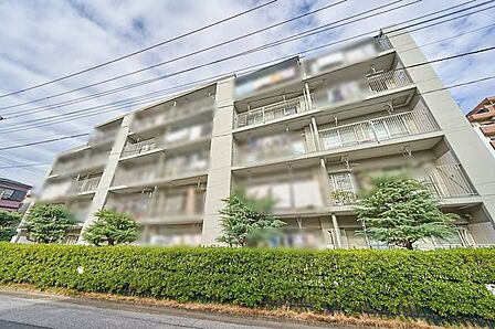 【外観】京浜東北線「西川口」駅まで徒歩19分。白を基調とした外観。植栽が整えられ、落ち着いた雰囲気のマンションです。