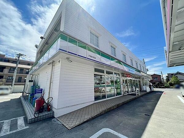 ファミリーマート大宮桜木町店 徒歩4分。 320m