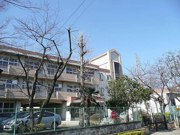 さいたま市立文蔵小学校 徒歩8分。 640m