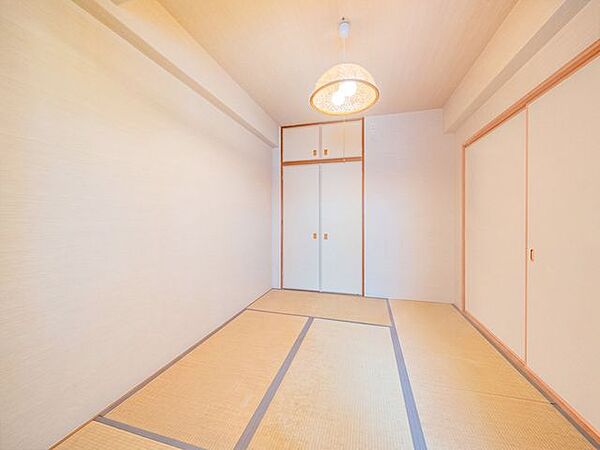 【和室】リビング続きの和室は、客間としても、お子様のプレイルームとしてもお使い頂けます。※CG加工による清掃・補修後のイメージです。現況には傷・汚れがあり、補修等には別途費用がかかります。