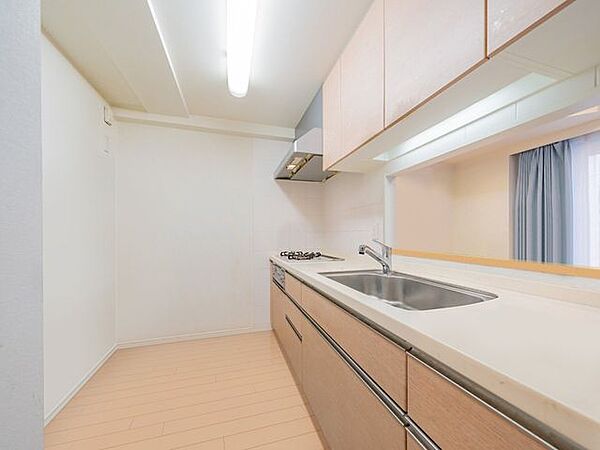 【キッチン】広々とした作業スペースがあり、お料理がはかどりそう！収納スペースも豊富です。※CG加工による清掃・補修後のイメージです。現況には傷・汚れがあり、補修等には別途費用がかかります。