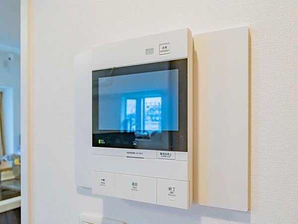 【TVモニター付インターホン】来訪者を事前に確認できるモニター付インターホン。