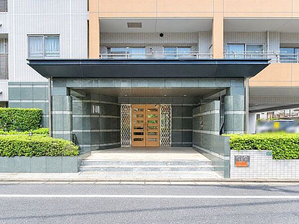 【エントランス】タイル張りの外構とお手入れされた植栽が住まわれる方、訪れる方を迎えてくれます。