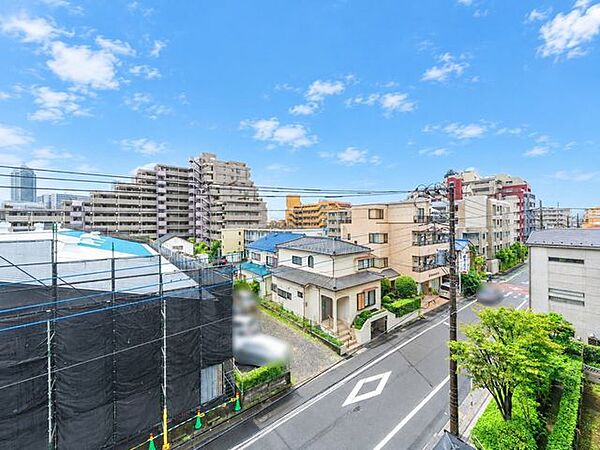 【お部屋からの眺望】4階角部屋ならではの開放感。視界が広がる、伸びやかな眺望をお楽しみいただけます。