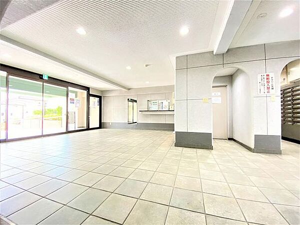 【エントランス】住まいの第一印象を決める、エントランスホール。清潔感もあり、管理の良さが伺えます。